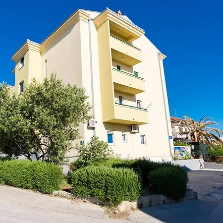 Apartment One-bedroom In Okrug Gornji V